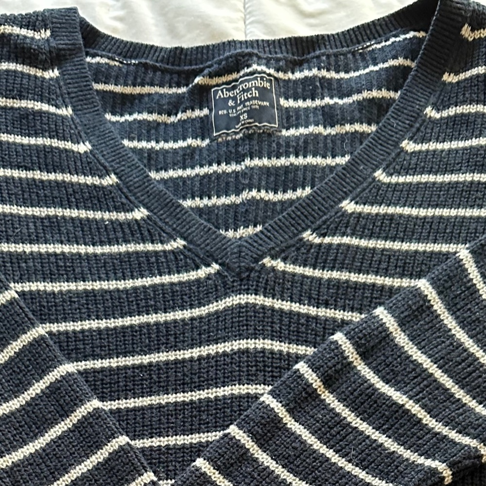 Sweater - Picture 2 of 5